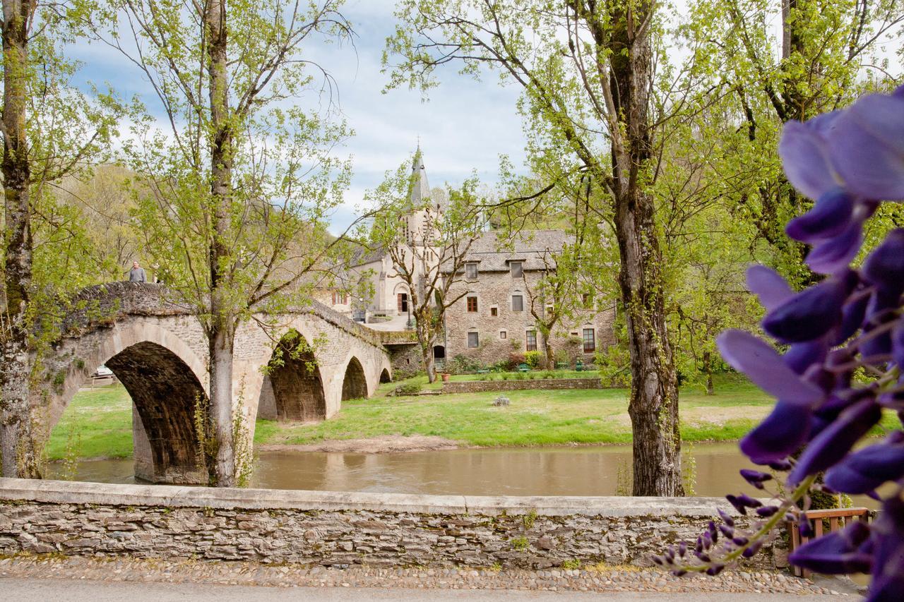 Le Vieux Pont Hotell Belcastel  Exteriör bild